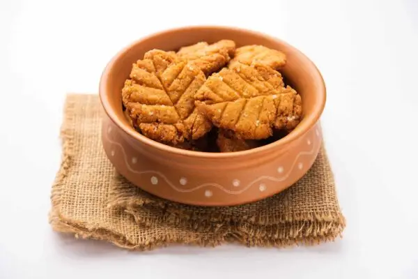 Traditional Indian sweet Thekua made with wheat flour, jaggery, and coconut – crispy and deep-fried.